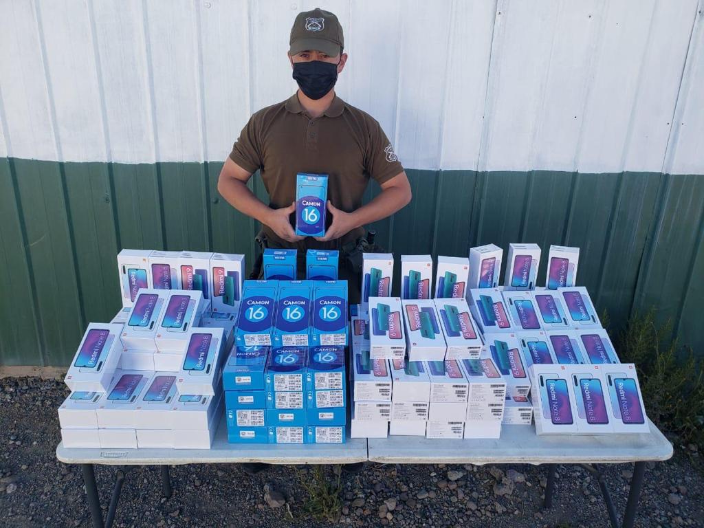 Carabineros del OS-9 detuvo a 4 implicados en contrabando de celulares