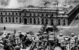 Rasgos similares, sino aún mayores