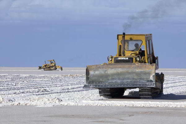 Minera SQM aprueba millonaria inversión para explotar litio en Australia