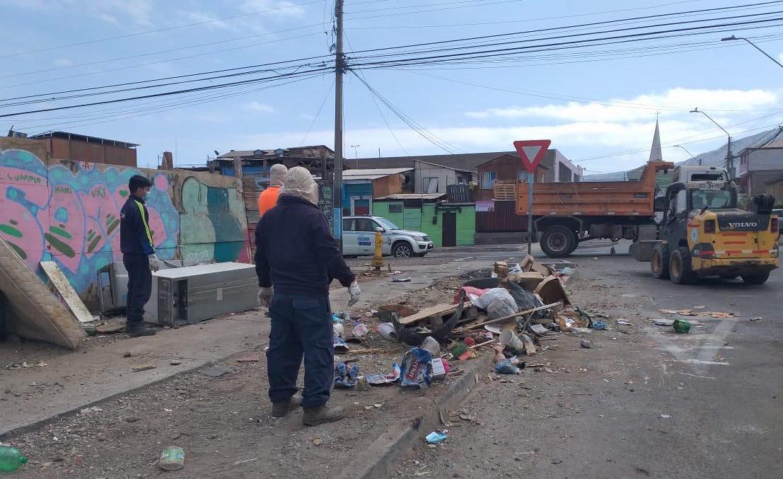 Dirección de Aseo y Ornato IMI interviene puntos críticos de acumulación de basura y escombros