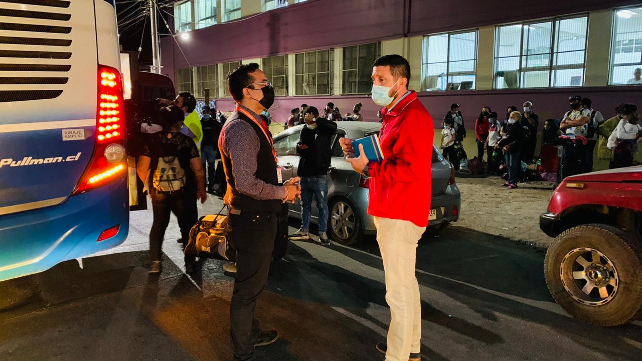 Dos buses con 106 migrantes partieron rumbo a Santiago