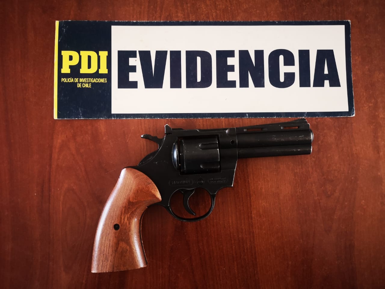 Detectives detuvieron a dos sujetos que portaban drogas, un arma y elementos para la comisión de delitos