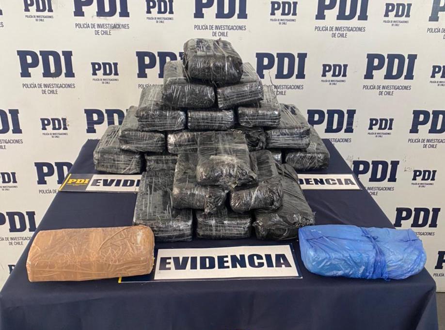 Detectives de Antinarcóticos detuvieron a tres sujetos por tráfico de drogas incautando más de 24 kilos