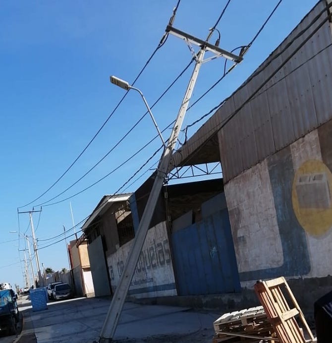 Vehículo derribó un poste y dejó sin energía eléctrica hasta las 18 horas a vecinos del sector Las Parcelas