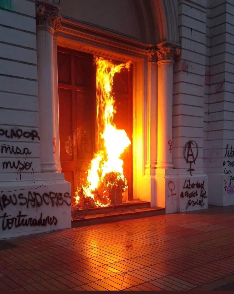 Formalizan a menor de edad por incendio en portón de la Catedral de Antofagasta; pasó al Sename