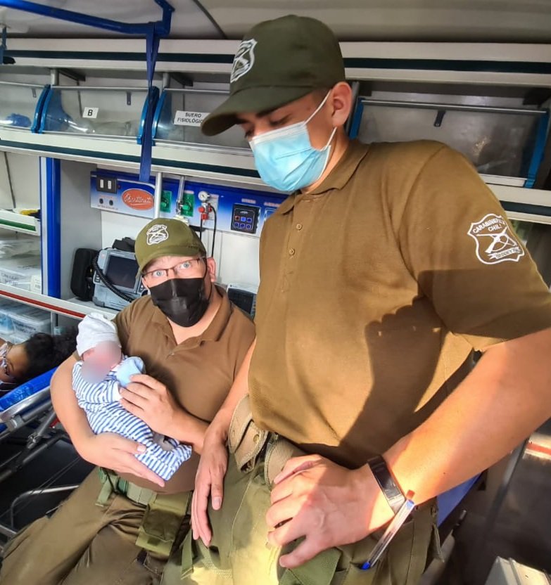 Carabineros asistió a mujer venezolana que dio a luz en la carretera