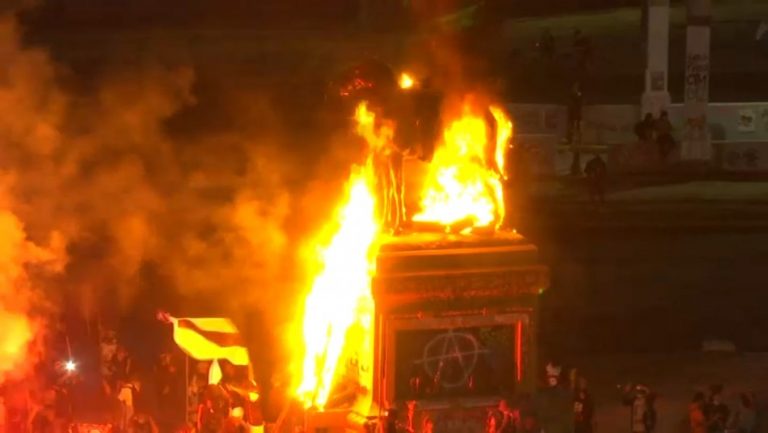 Manifestantes vuelven a prender fuego a estatua del general Baquedano; comunicado del Ejército