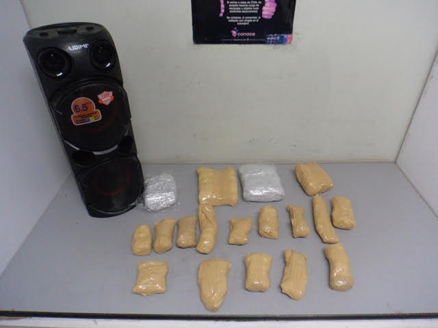 Cantante viajaba con 4 kilos de marihuana en su parlante; aduaneros lo detectaron en Quillagua