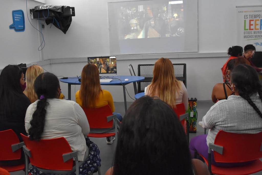 Atractivo ciclo de cine se exhibe a internas de Alto Hospicio