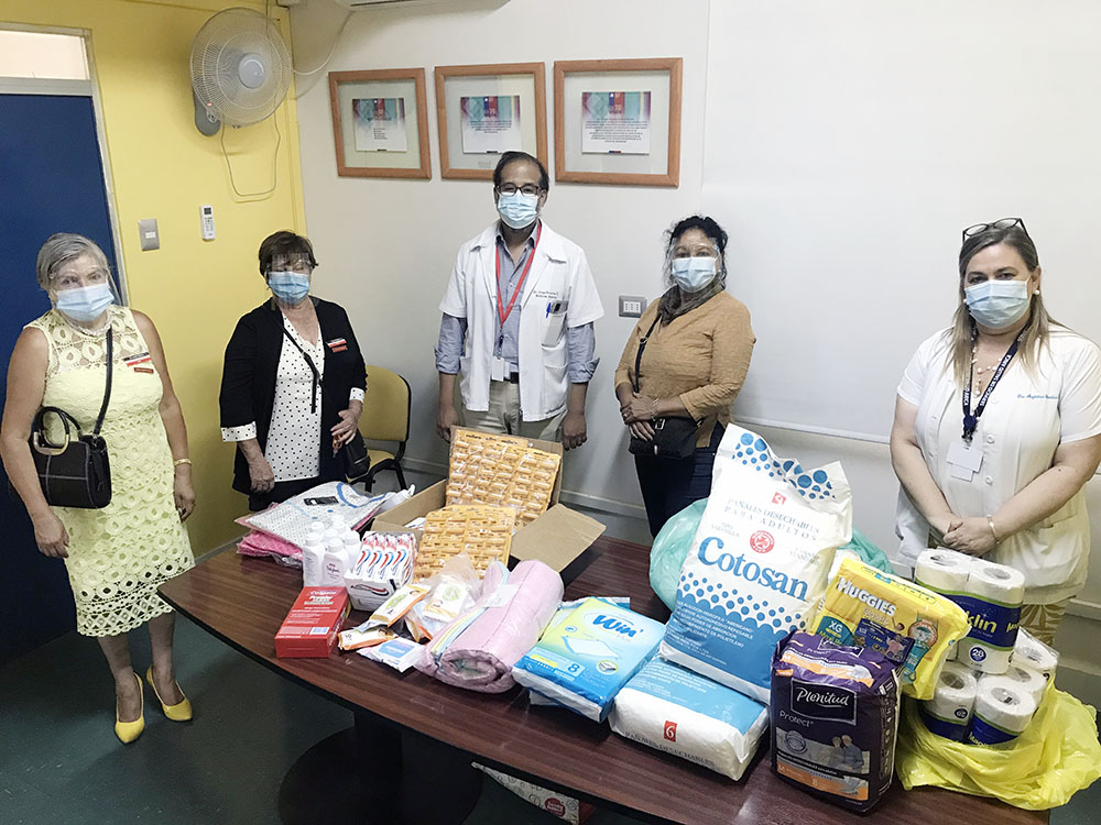 Damas de Rojo entregaron donativo a personas usuarias de la UCI covid del Hospital