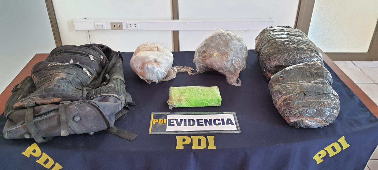 Extranjeros ocultaron droga en maletero de vehículo