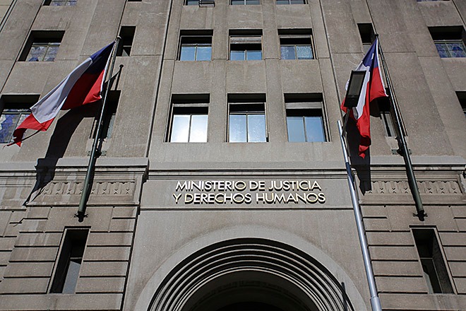 Ministerio de Justicia y Derechos Humanos detalla las mejoras al proyecto que permite invertir el orden de los apellidos