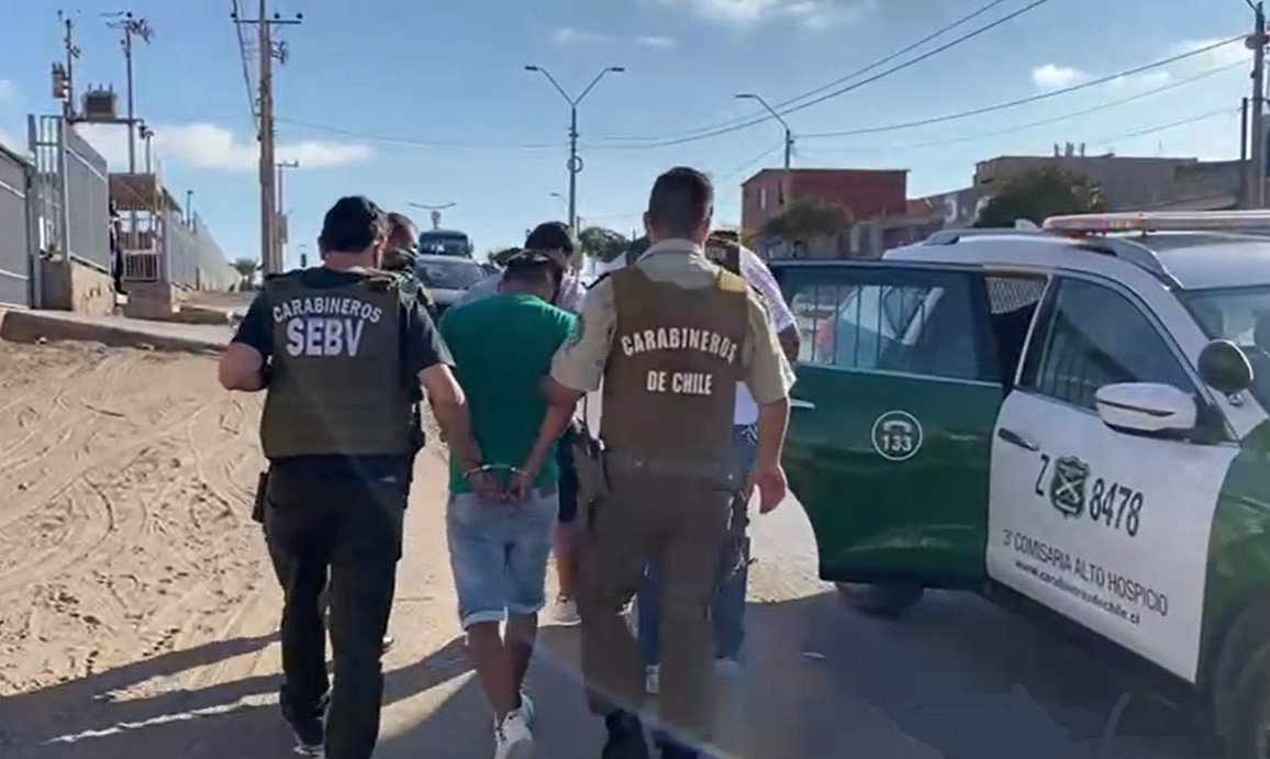 Detenidos por portar elementos para cometer delitos, no mantenían permisos temporales y trataron de evadir control; ambos suman 25 detenciones anteriores