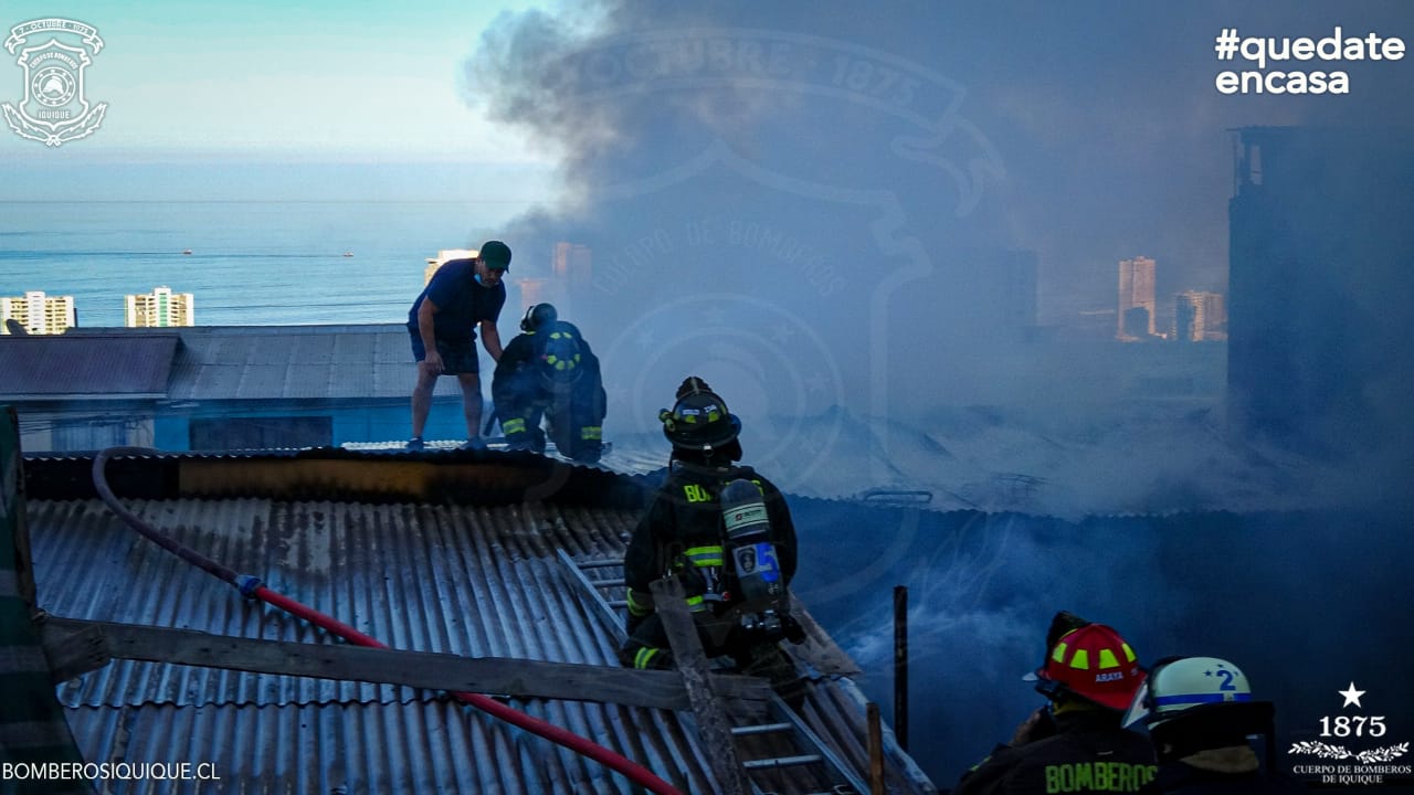 Incendio arrasó con una panadería en Pasaje El Carmelo