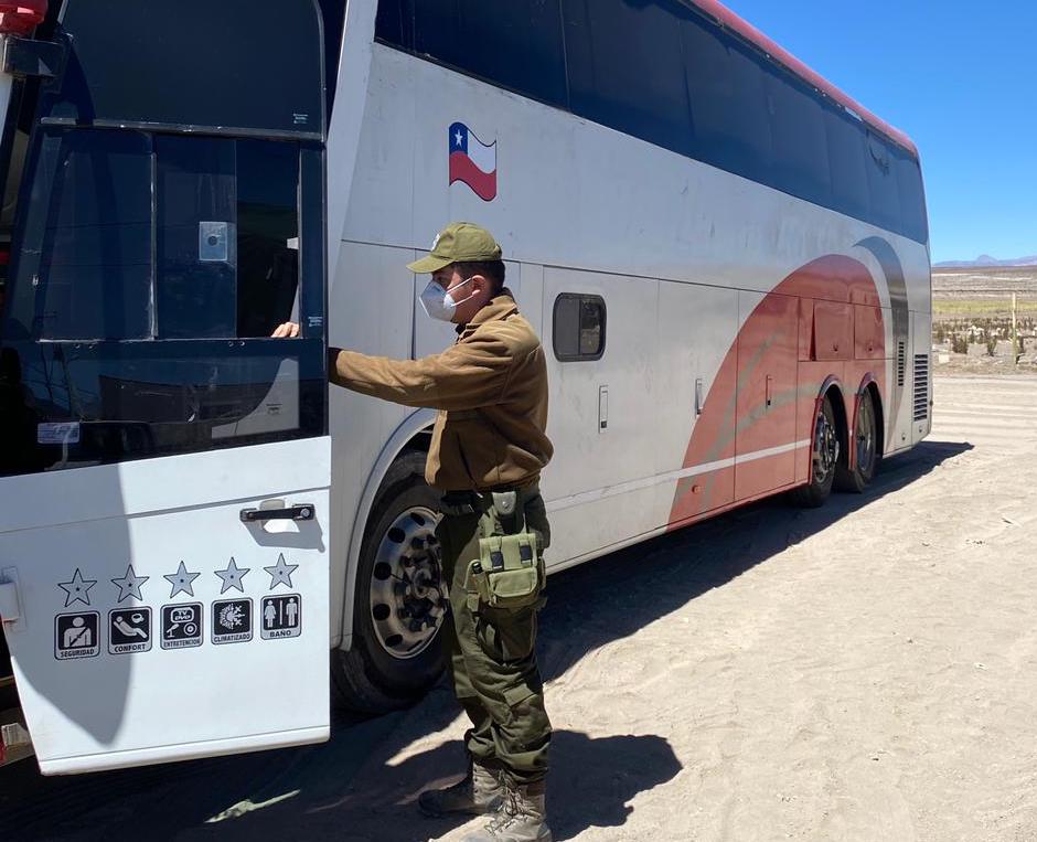 Carabineros detecta vehículo que transportaba extranjeros ilegalmente