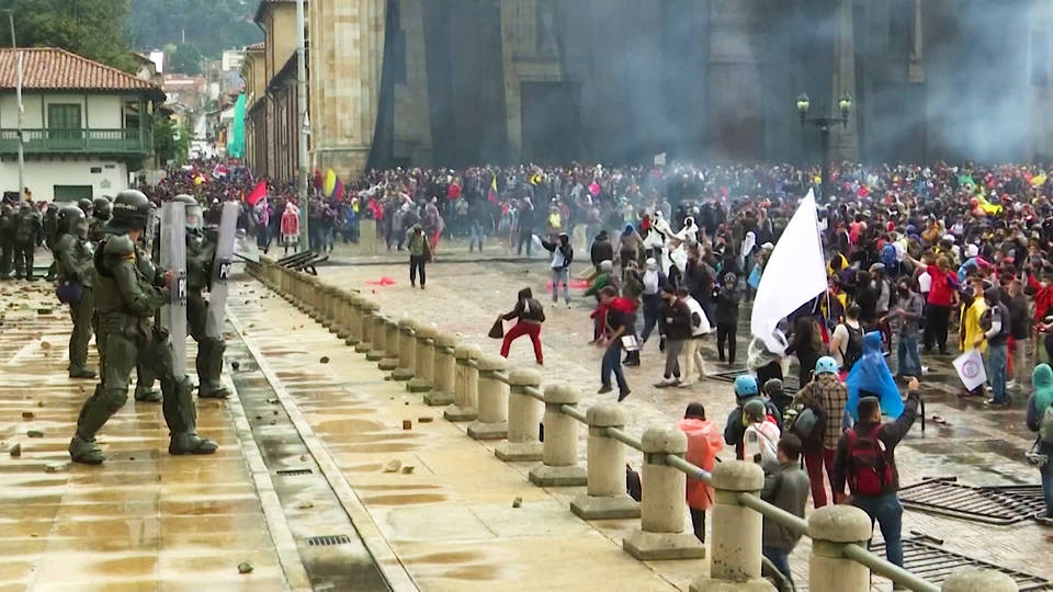 Graves disturbios en Colombia contra la reforma fiscal: Las protestas dejaron dos muertos, 26 detenidos y 44 policías heridos