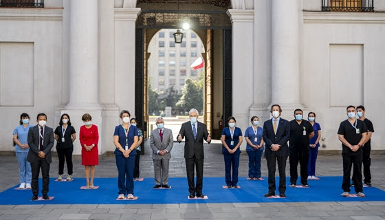 Presidente reconoce labor de trabajadores de la salud y llama a los jóvenes a respetar las medidas sanitarias