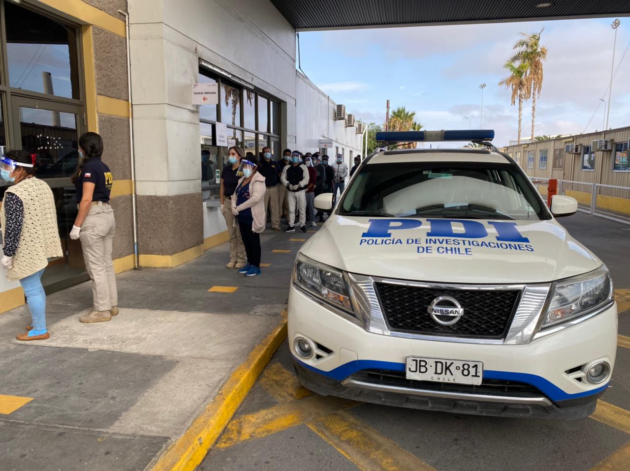 Detectives de Migraciones expulsaron a nueve peruanos por Chacalluta