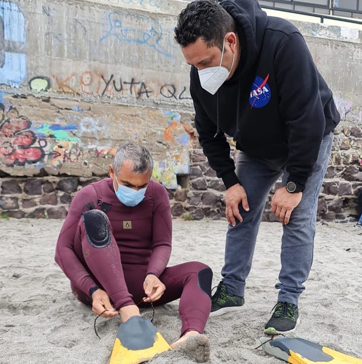Alcalde reelecto de Iquique cumple desafío y se lanza al mar junto a doble campeón mundial de bodyboard