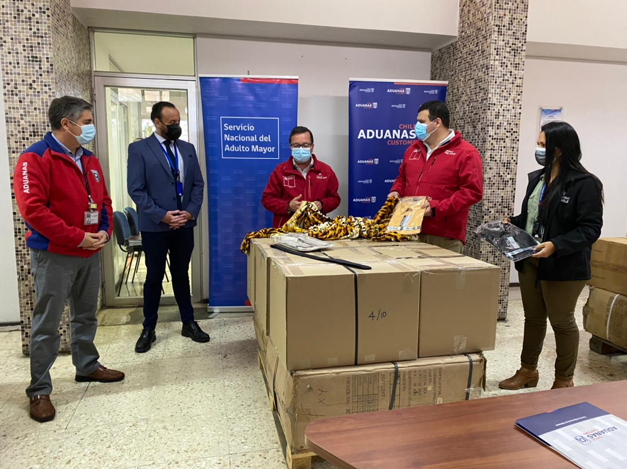 Aduanas dona vestuario para adultos mayores