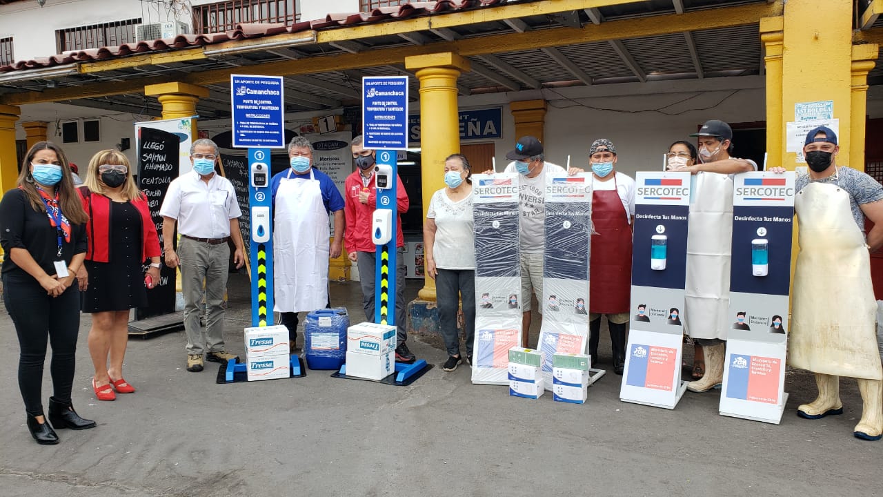 Mercado Centenario beneficiado con 4 tótems sanitizadores donados por el Barrio Comercial Agro Iquique