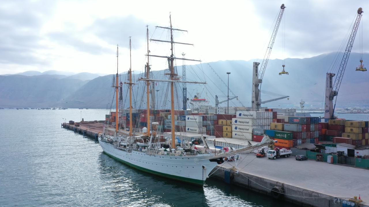 Buque Escuela Esmeralda recala en Iquique Terminal Internacional (ITI)