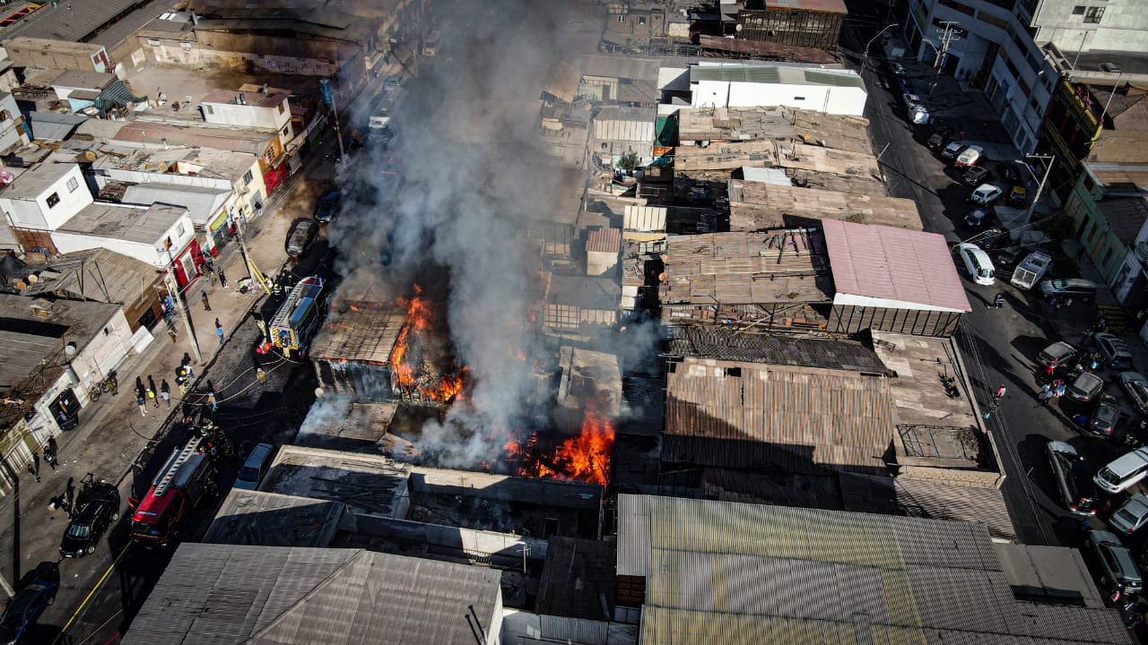 Incendio destruyó 4 viviendas en el centro de Iquique
