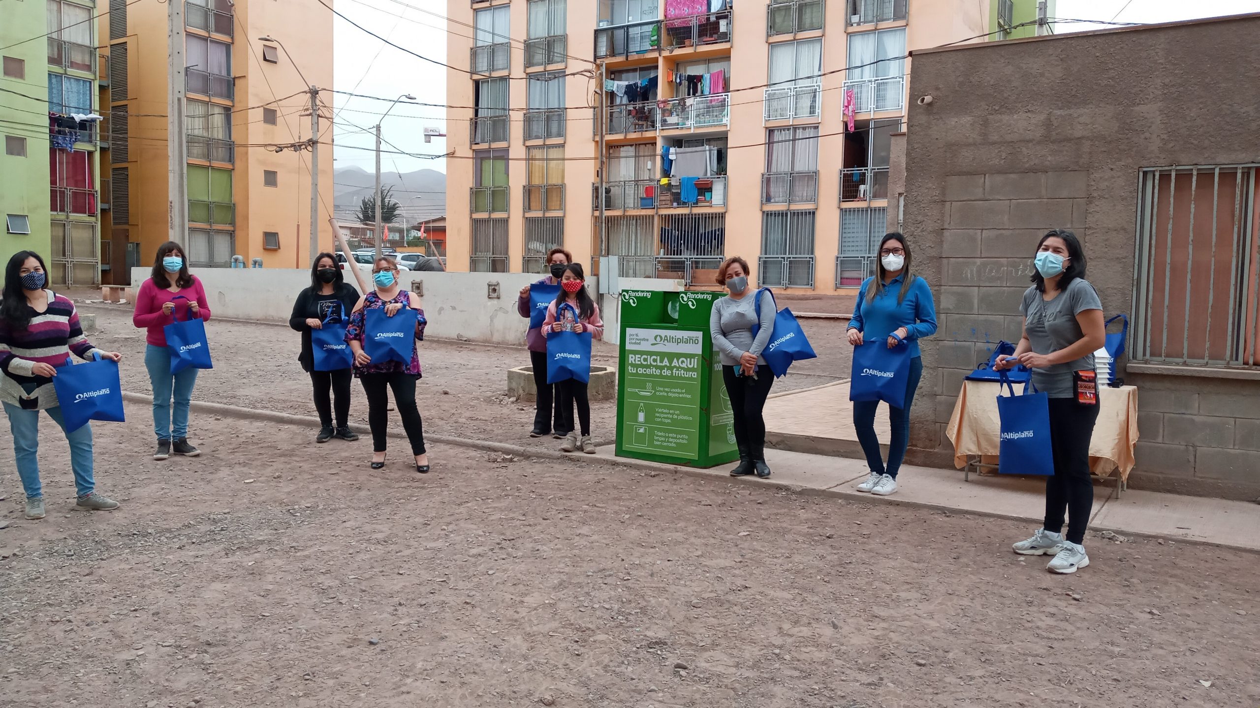 Aguas del Altiplano instala contenedor de reciclaje de aceite en Los Olivos II