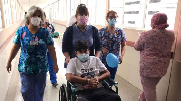 Tras 22 días dieron de alta en Iquique al niño de menor edad (en todo el país) que estaba hospitalizado en la UCI por covid-19