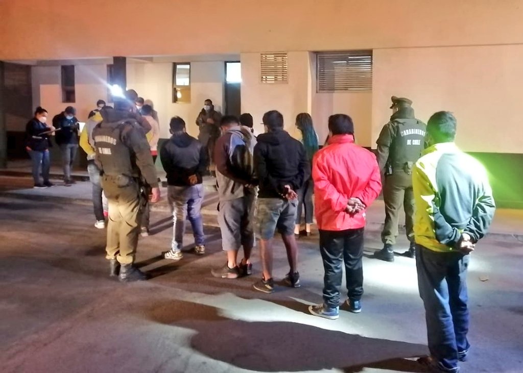 Carabineros sorprendió a 20 infractores en clandestino que funcionaba en Alto Hospicio