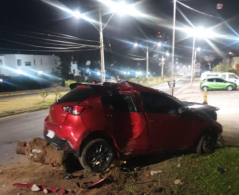 Extraño accidente en Diagonal Bilbao; protagonistas escaparon en otro vehículo
