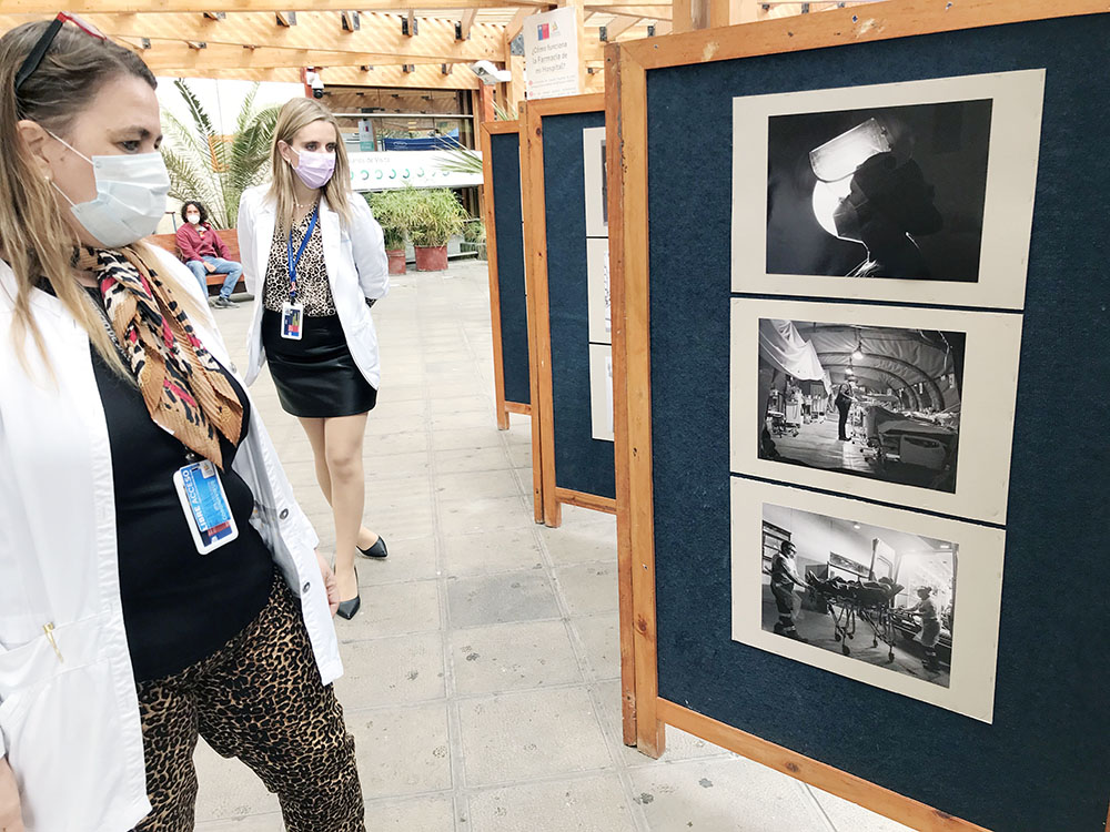 Servicio de Salud  invitó a fotógrafo a montar exposición sobre la labor de los trabajadores del hospital en pandemia