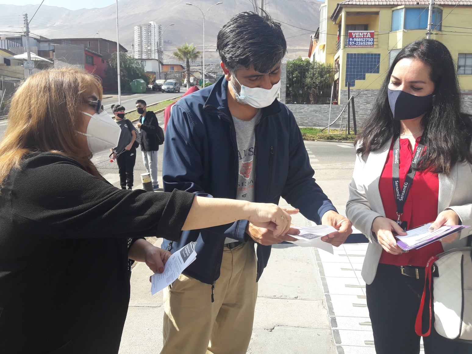Autoridades de la Mujer hicieron llamado a postular  al IFE Universal en zona comercial de Iquique