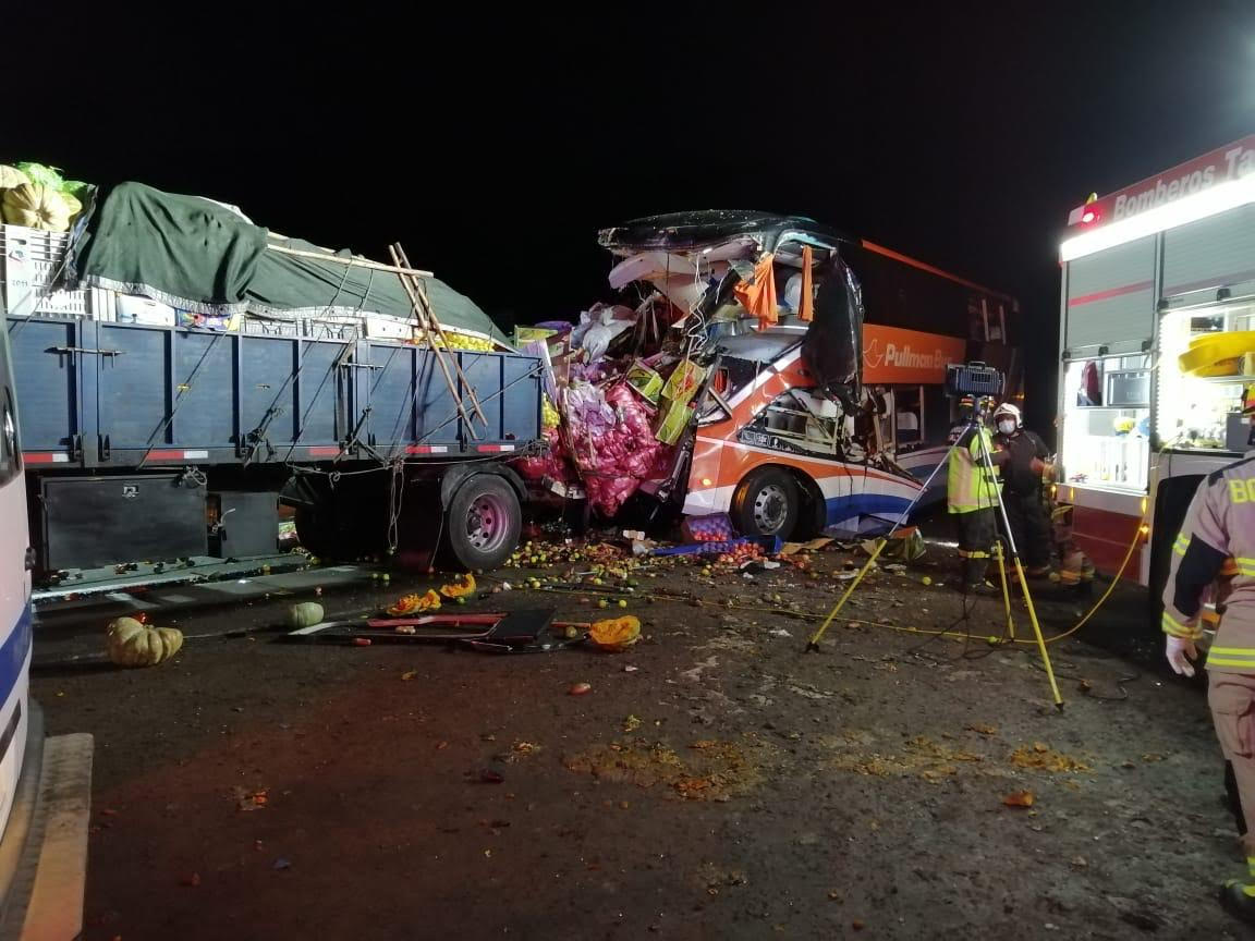 6 muertos en choque de bus que salió de Iquique e impactó con camión cerca de Chañaral