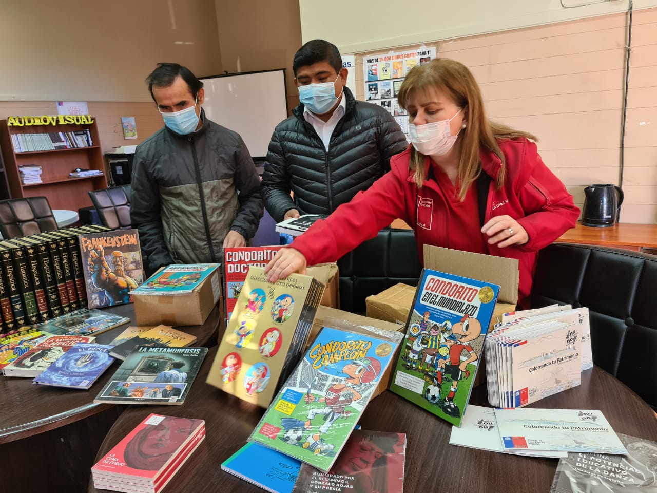 Donan libros y cuadernos pedagógicos en cuatro comunas del Tamarugal