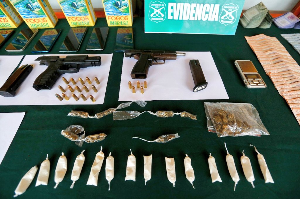 Carabineros allanó 8 domicilios de Valle Verde incautando drogas, armas y pirotecnia