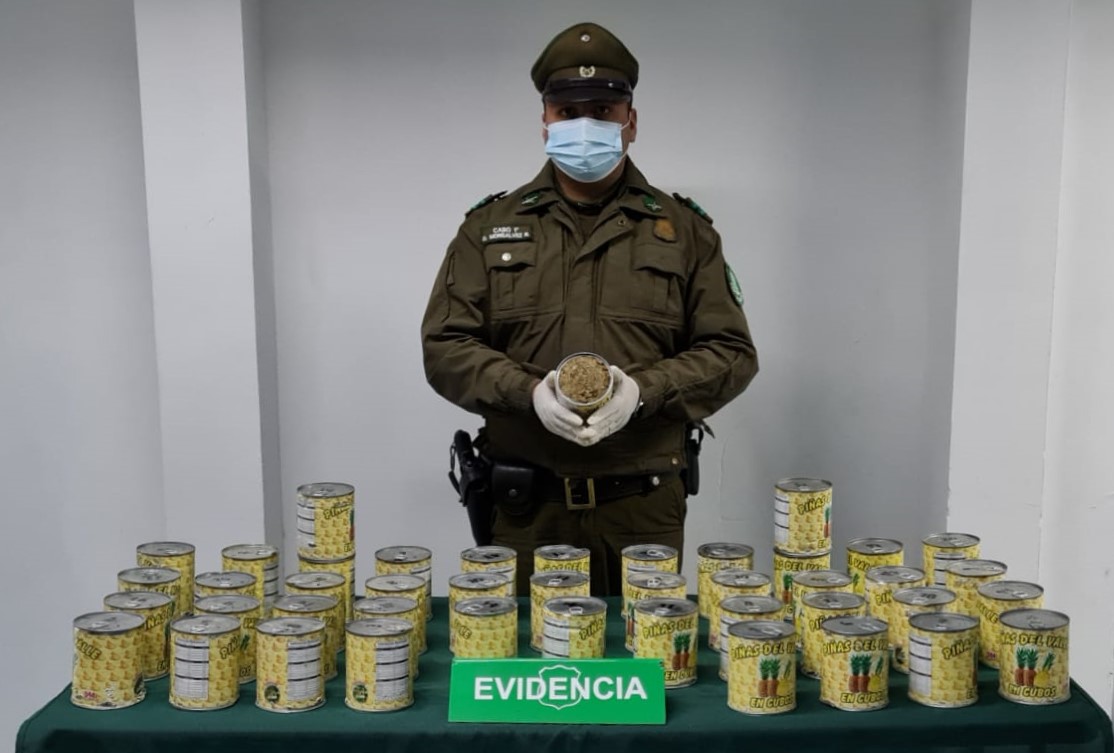 Carabineros de Huara detectan a pasajero que ocultaba cerca de 26 kilos de marihuana en 44 latas de conserva