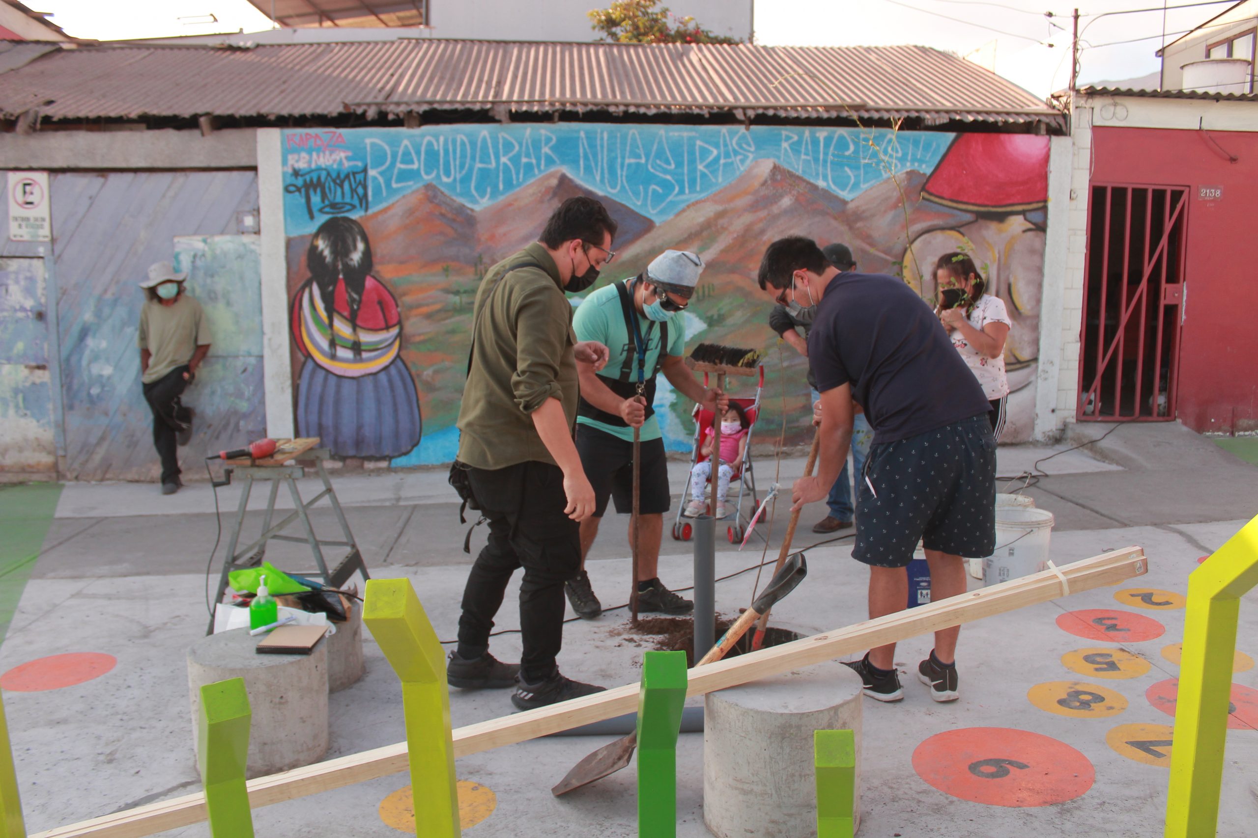 Vecinos de Población Caupolicán riegan los arbolitos y cuidan el Paseo construido por la Municipalidad