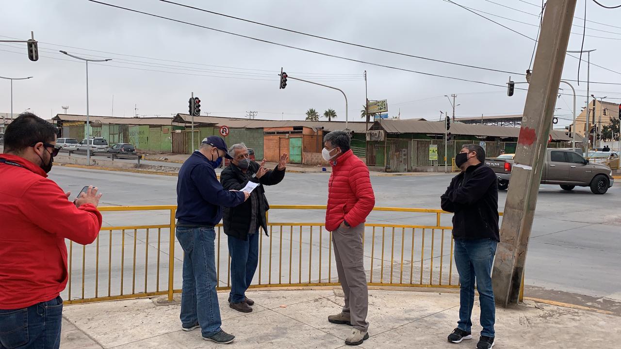 Minvu, eléctrica y empresas de comunicaciones comprometen plazos para retiro de postes de avenida Las Parcelas