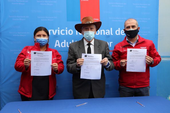 Gobernación del Tamarugal y Senama firmaron acta de apertura de postulaciones a fondos concursables