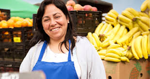 Contraloría zanja polémica y determina que feriantes podrán acceder al bono pyme con permiso municipal al día