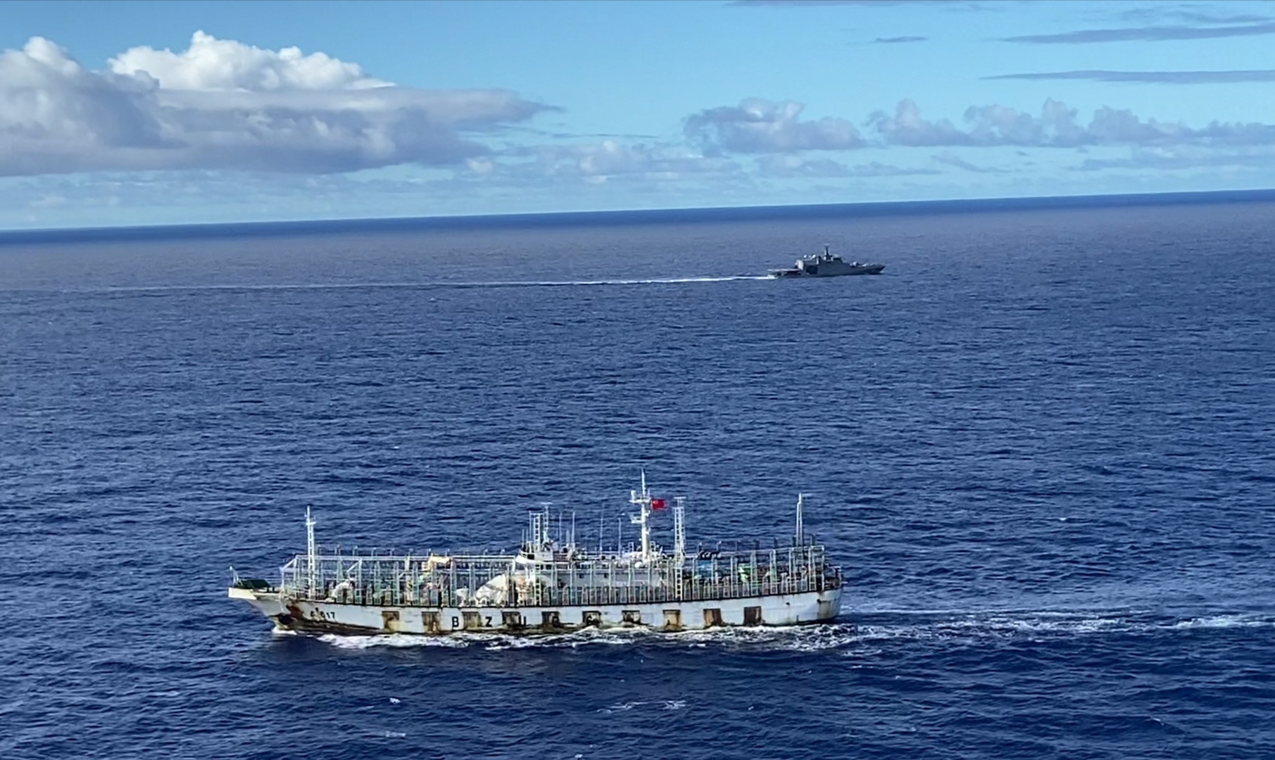 OPV “Comandante Toro” realiza fiscalización pesquera oceánica y patrullaje en reserva marina “Motu Motiro Hiva”