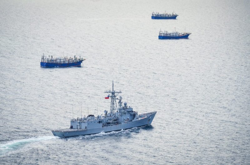 Pesqueros extranjeros en tránsito abandonan aguas nacionales