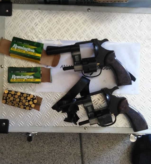 Fiscalizadores interceptaron a 4 extranjeros que viajaban con dos revólveres modificados y casi 5 kilos de droga