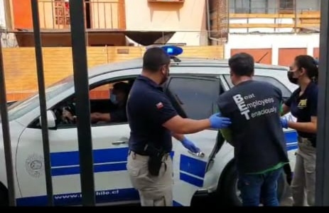 Detectives detuvieron a un hombre que golpeó y lesionó en la vía pública a su pareja