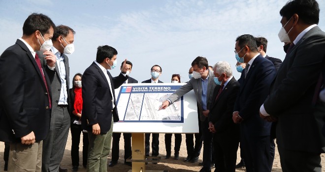 Ministros Paris, Isamit y Palacios visitaron junto a ejecutivos de Sinovac posible terreno para planta de fabricación de vacunas en Antofagasta