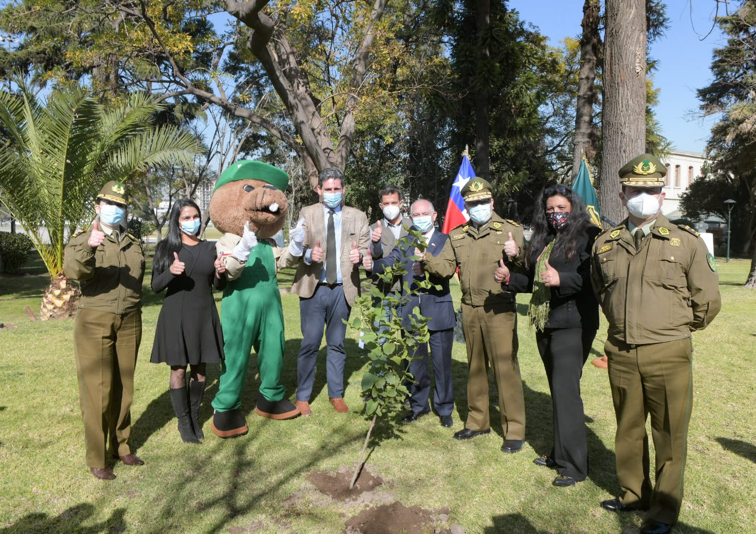 Ministerio de Agricultura donó 1.225 árboles nativos a Carabineros en honor a sus mártires  