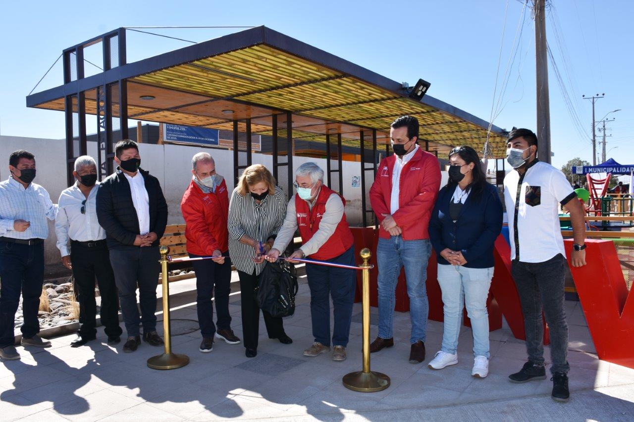 Vecinos de barrio Centro Oriente de Pozo Almonte celebran entrega de nueva plazoleta Estación