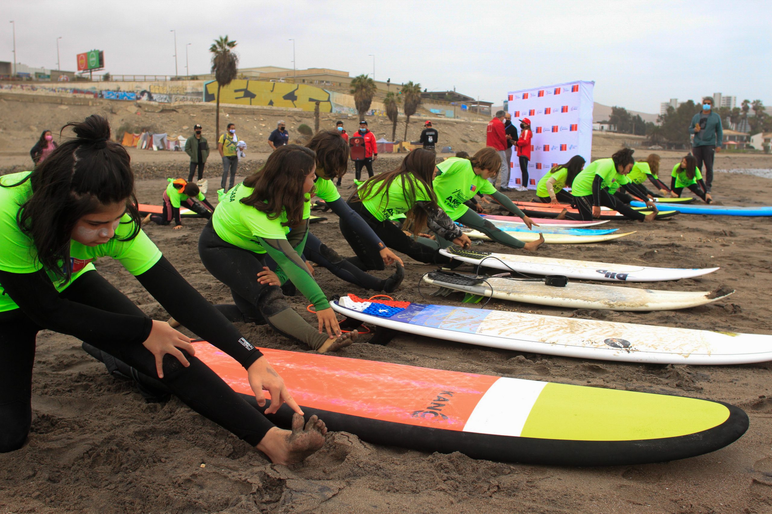 Nueva generación de surfistas reciben implementación deportiva