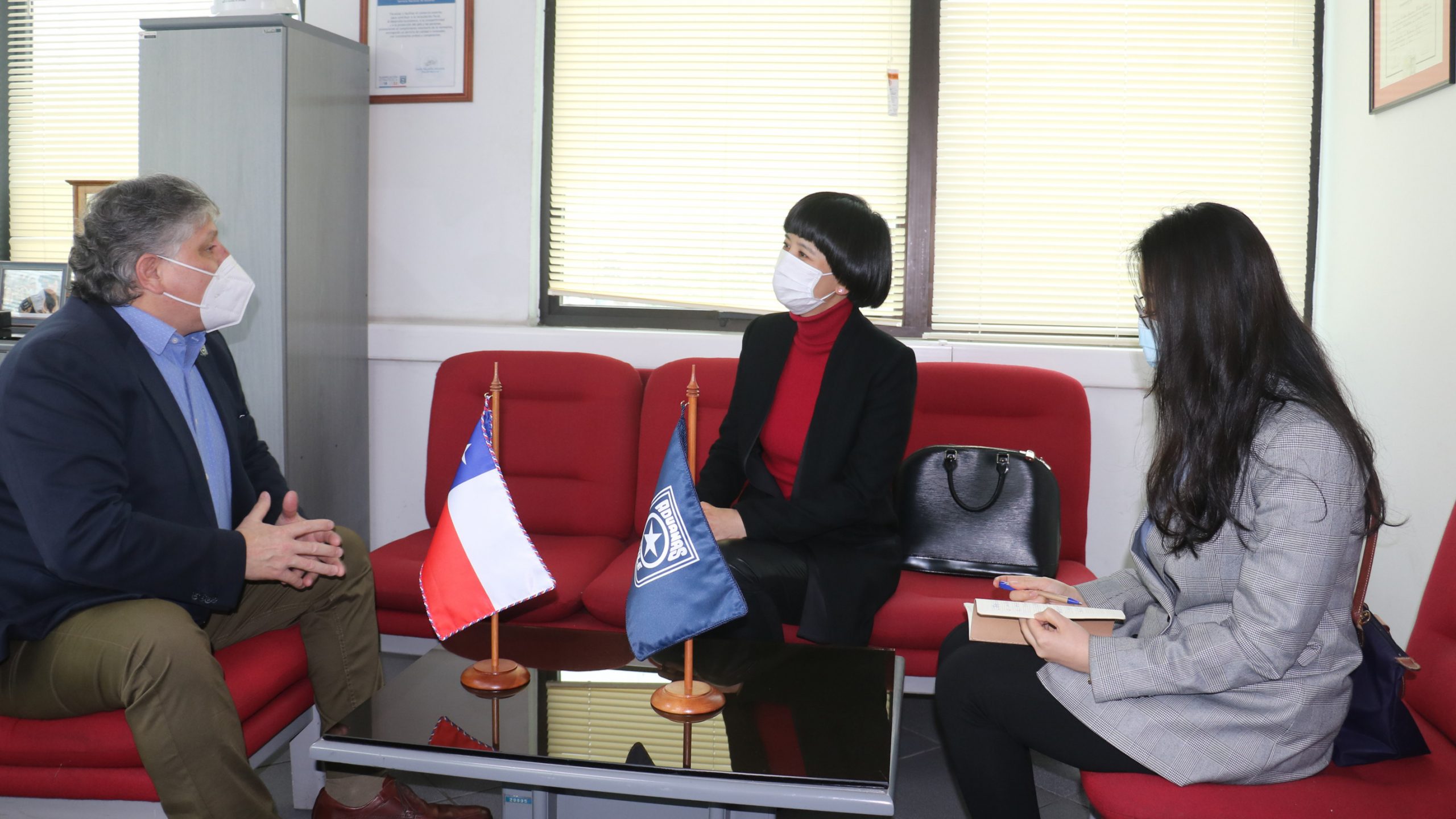 Cónsul general de China visita Aduana de Iquique